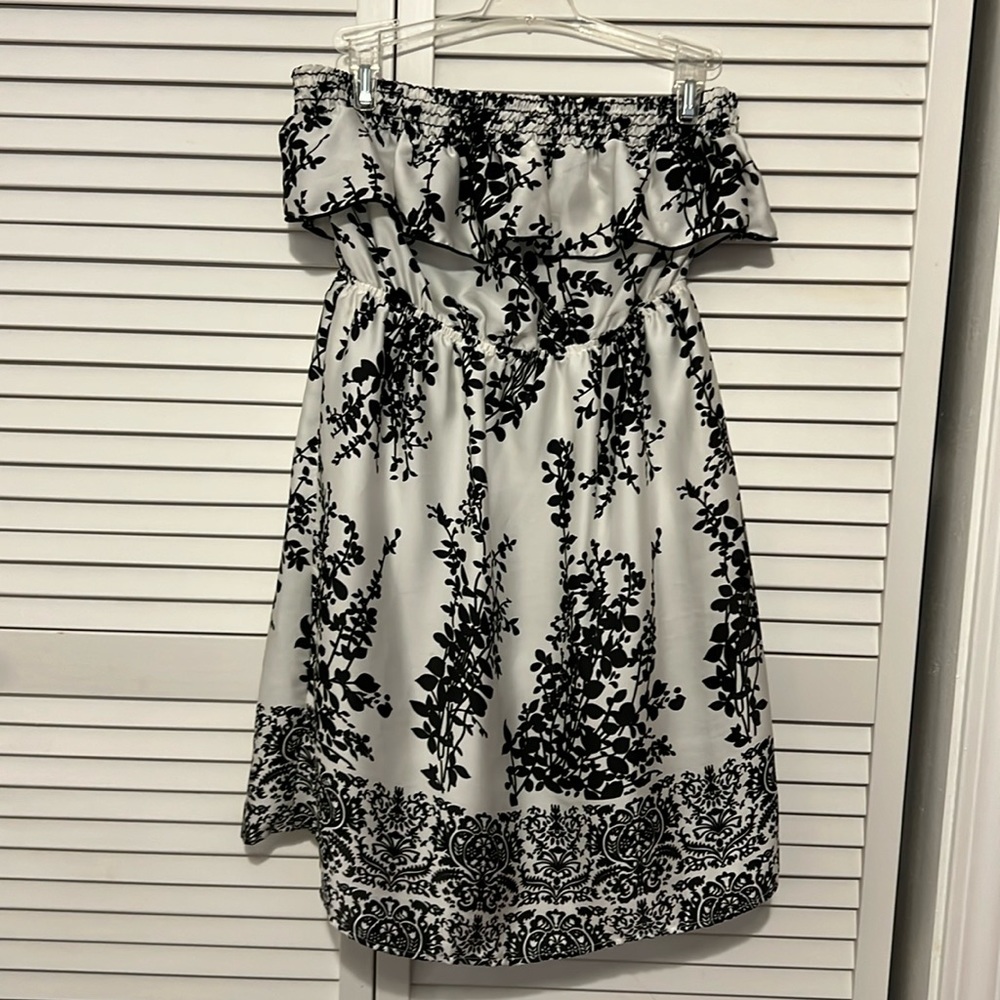 Strapless dress boutique dress, polyester, can be dressed up or down. Size small